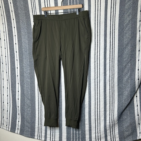 The North Face Cropped Joggers - Picture 1 of 4